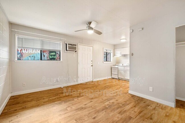 Foto del edificio - 903 Springdale Rd