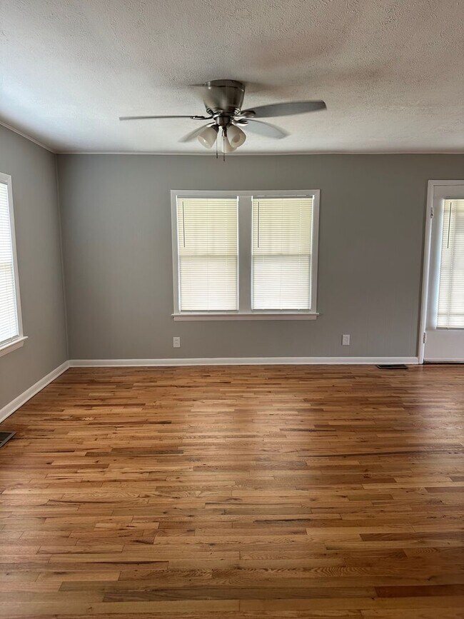 Foto del edificio - Available NOW! Adorable 4 Bed, 2 Bath Home for $2,600./month