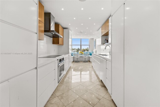 Building Photo - 5640 Collins Ave
