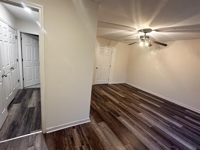 Foto del edificio - 1225 N Lee Dr