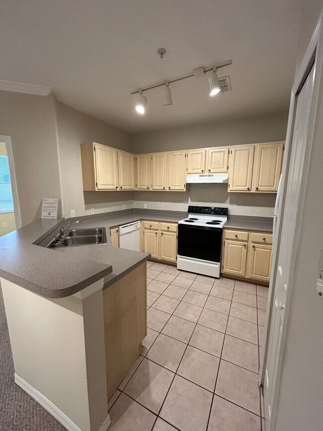 Building Photo - Beautiful 2BD/2BA Visconti Townhome with 2...