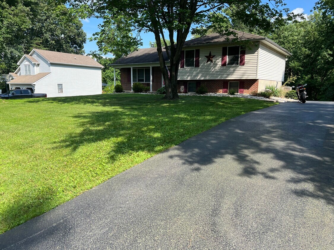 Foto principal - 137 White Pine Cir