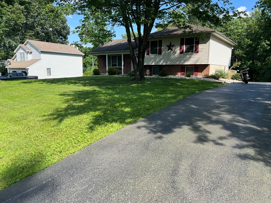 Primary Photo - 137 White Pine Cir