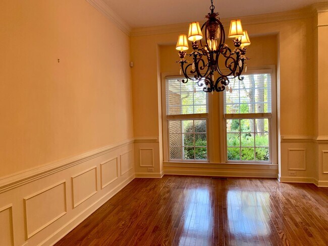 Foto del edificio - AMAZING Luxurious Residence, Near Educational Facilities, With Upscale Amenities!