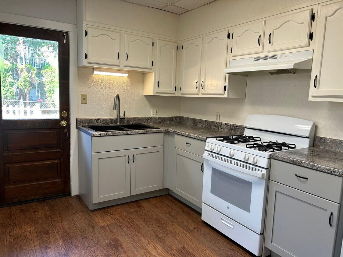 Foto principal - 3 Bedroom 1 Bath Home with Fenced Backyard