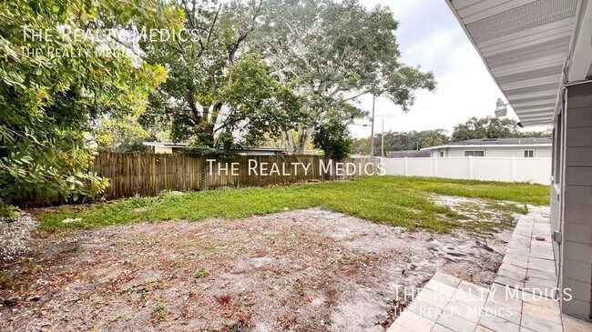 Foto del edificio - 6216 Lake Underhill Rd