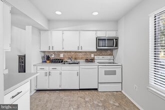 Building Photo - 1250 Birchcrest Ct