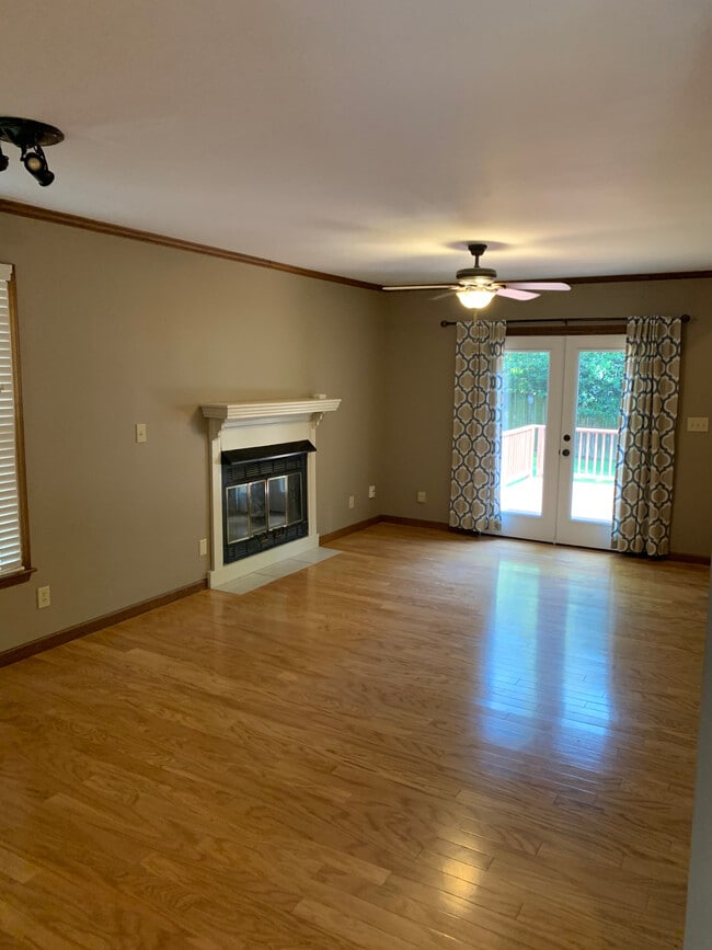 Foto del edificio - Room in House on Sawmill Rd