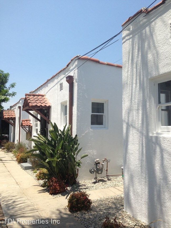 Building Photo - 1032 N Heliotrope Dr