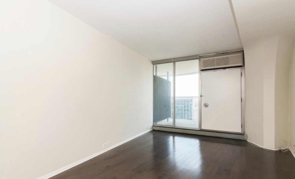 Foto del edificio - 300 N State St