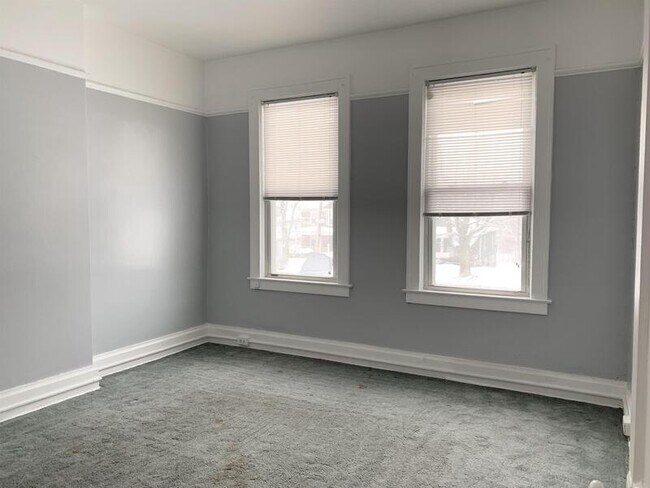 Foto del edificio - 322 Woodlawn Rd
