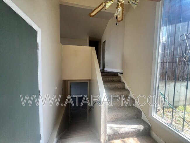 Foto del edificio - 270 Country Club Dr