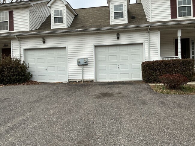 Building Photo - Country Living at its Best!