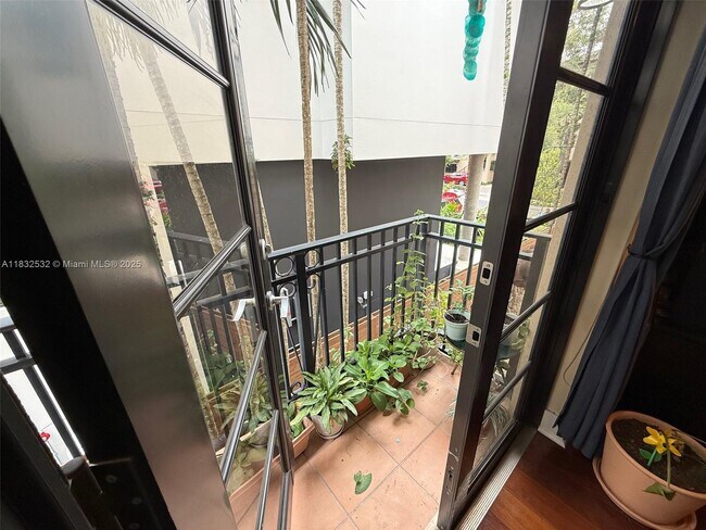 Foto del edificio - 2808 Coconut Ave