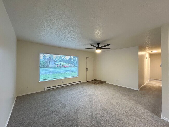 Foto del edificio - Freshly Updated 3-Bedroom Home with Spacious Backyard and Garage