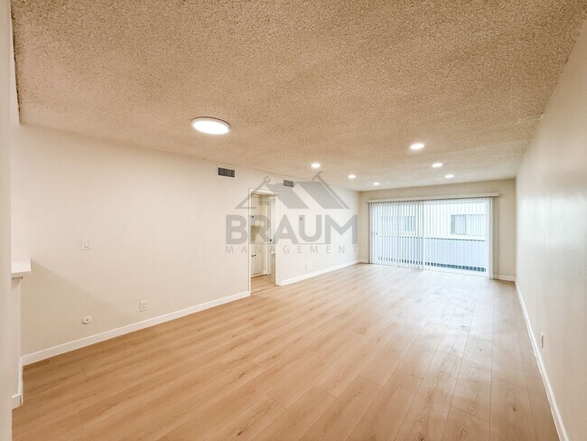 Building Photo - 6039 Whitsett Ave