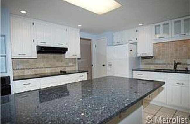 Building Photo - 420 S Marion St Pkwy