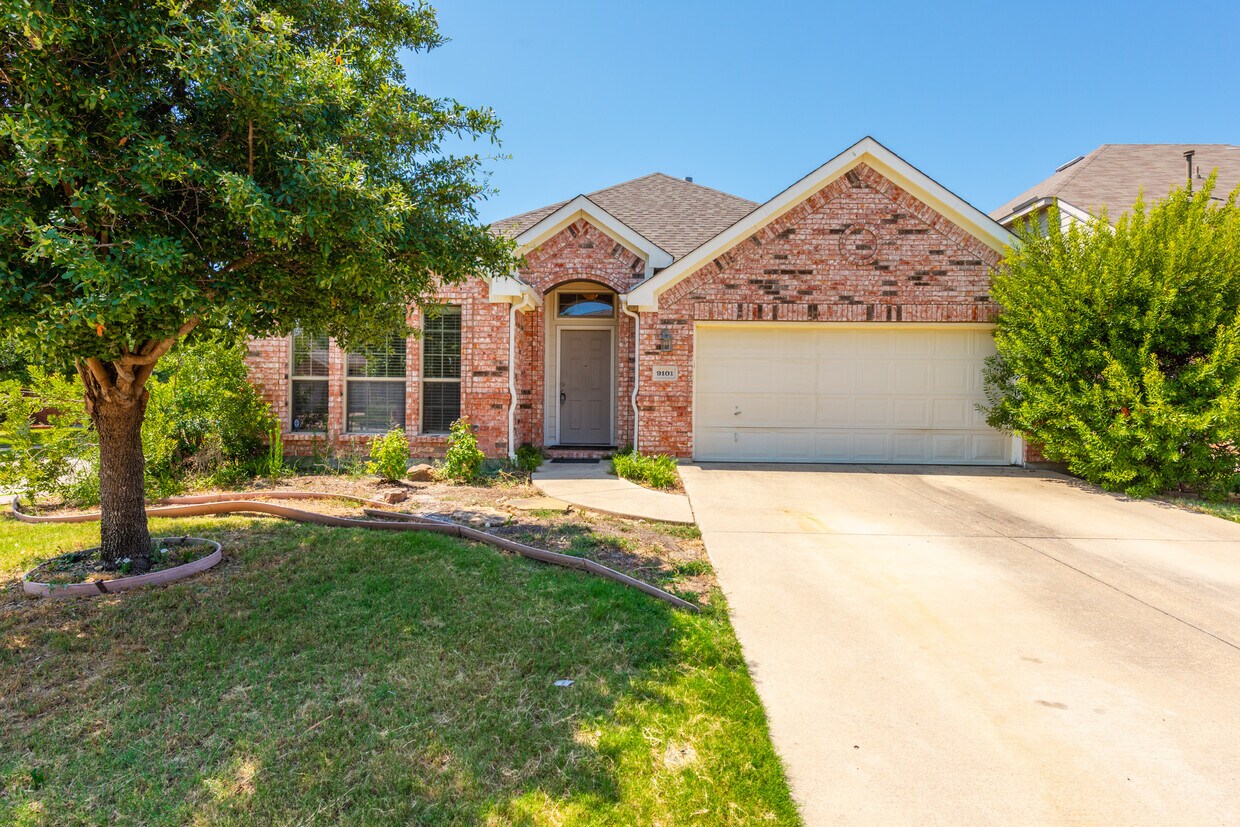 Front of house - 9101 Brook Hill Ln