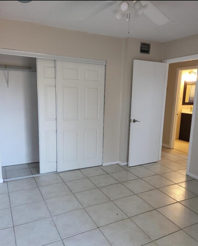 Foto del edificio - 19435 NW 53rd Ct