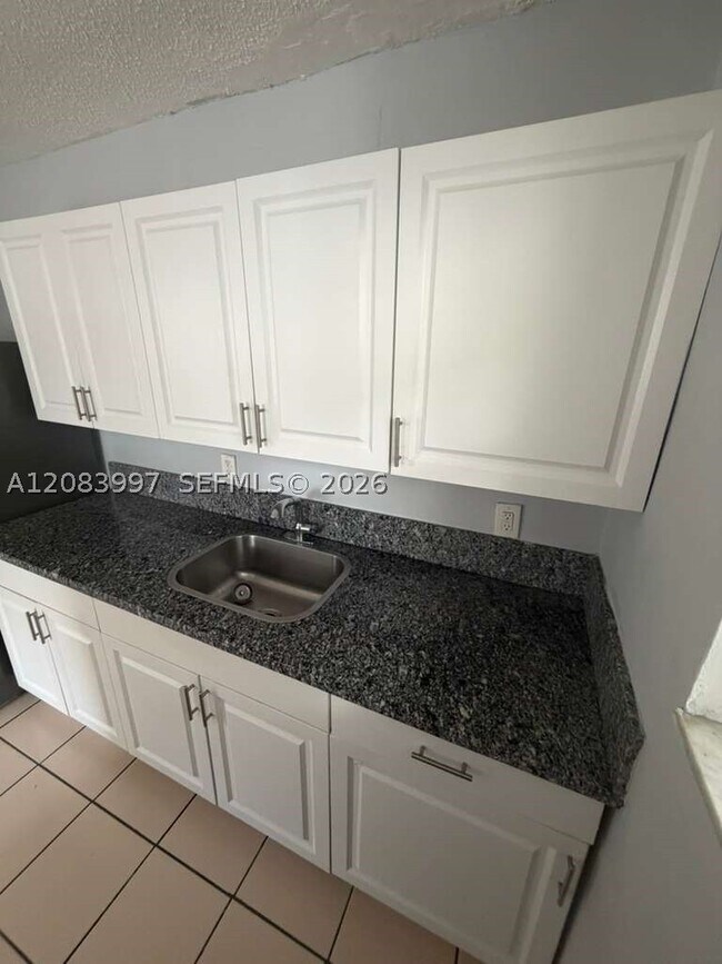 Foto del edificio - 1330 NE 127th St