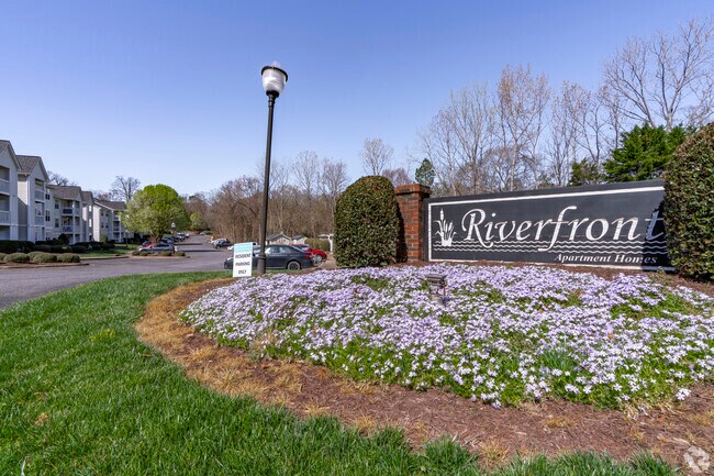 Señalización de la comunidad de apartamentos Riverfront - Riverfront