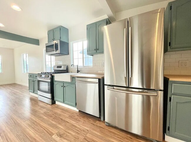 Foto del edificio - 3 Bed 1 & 1/2 Bath Home in a great Highland Park Location is Now Available!