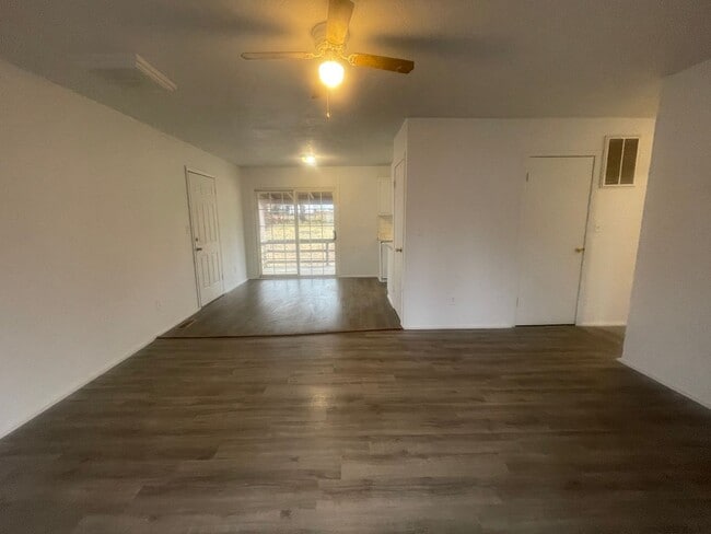 Building Photo - Available Now 3 bedroom 1.5 bath