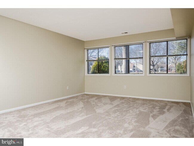 Building Photo - 13 Avon Dr