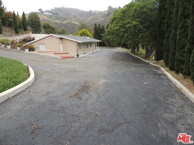 Parking and play ground - 21956 Carbon Mesa Rd