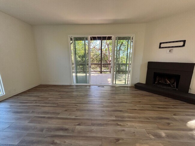 Foto del edificio - Updated Mission Canyon Retreat — 3BD/2.5BA with Views, Decks & Soaring Ceilings