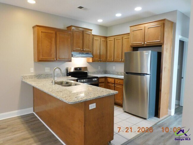 Building Photo - 506 Club Villa Court