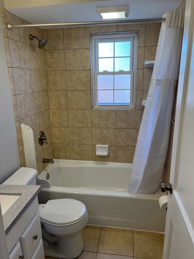 Baño del primer piso - 4331 Orchard Ln