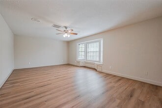 Building Photo - 2727 Raintree Dr