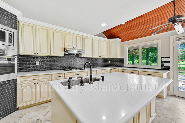 Building Photo - 1383 Ashbourne Dr