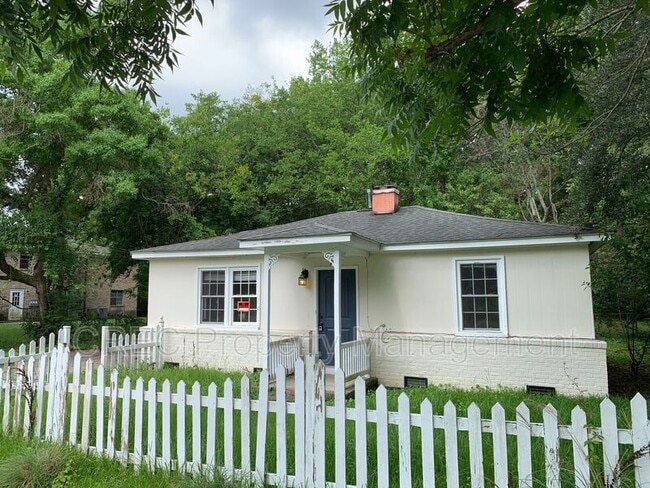 Building Photo - 711 Locust St