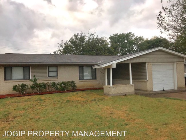 Building Photo - 4 br, 2 bath House - 2905 W. ROCHELLE RD.