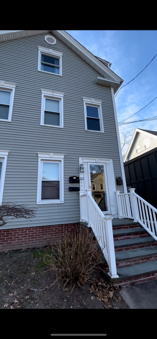 Building Photo - 208 Willow St