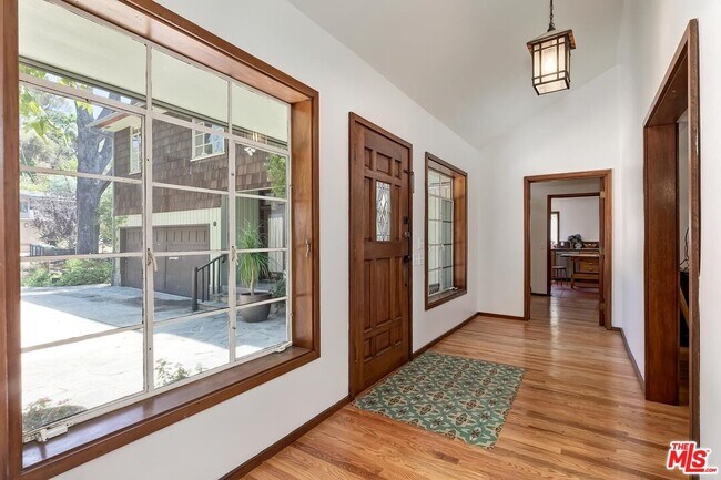 Foto del edificio - 515 N Kenter Ave