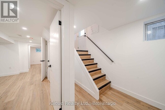 Building Photo - 94 Lynvalley Crescent