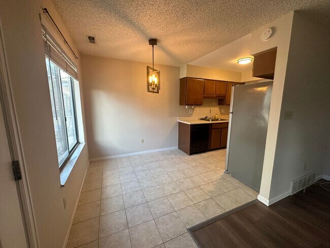Building Photo - 2 Bed 1.5 bath townhome