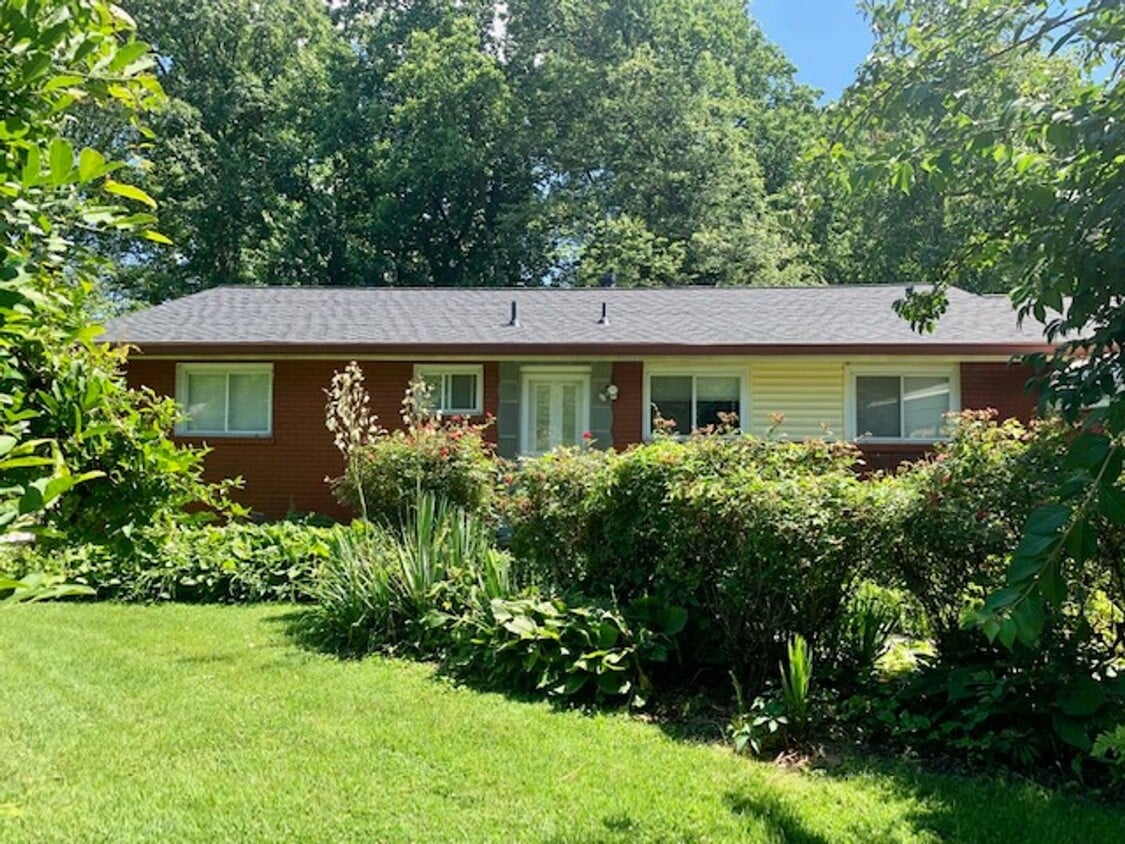 Light filled 2 BR plus 2 rooms, 2 FB including one in finished basement. Great location - Light filled 2 BR plus 2 rooms, 2 FB including one in finished basement. Great location