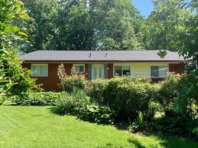 Light filled 2 BR plus 2 rooms, 2 FB including one in finished basement. Great location - Light filled 2 BR plus 2 rooms, 2 FB including one in finished basement. Great location House