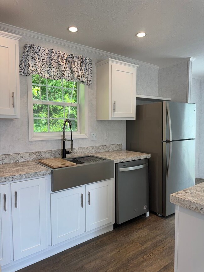Foto del edificio - 465-4 Royal Manor Rd-