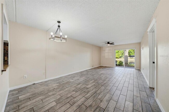 Building Photo - 3821 N Oak Dr