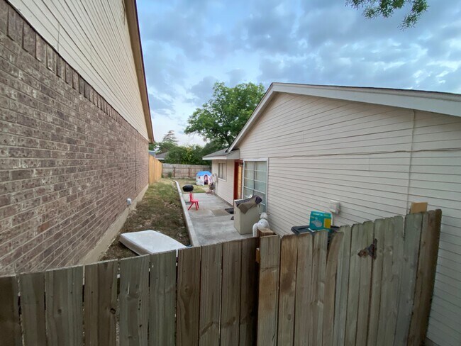 Building Photo - 9606 Wildwood Ridge