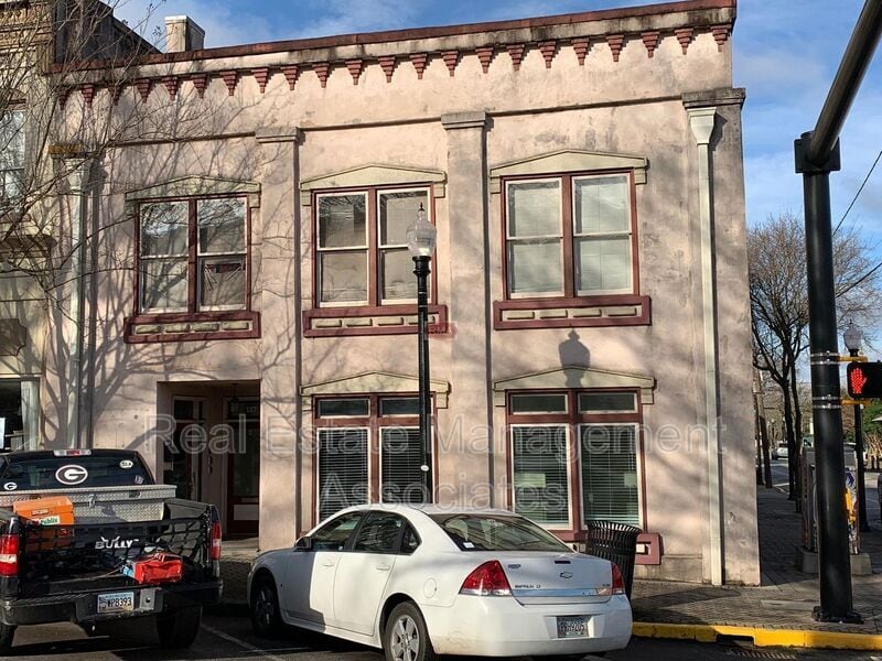Primary Photo - 137 N Hill St