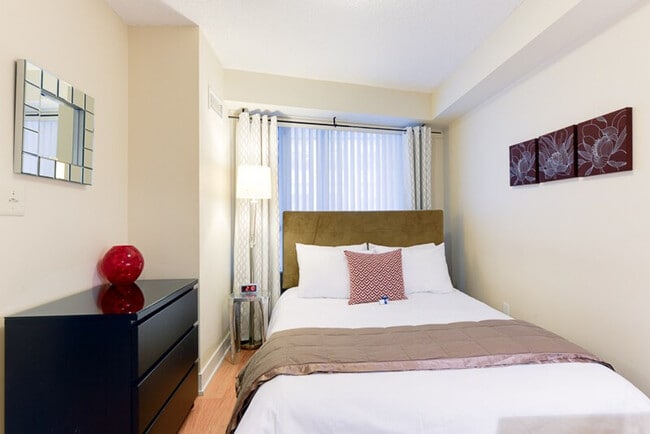 Photo du bâtiment - 348 Wellington St W