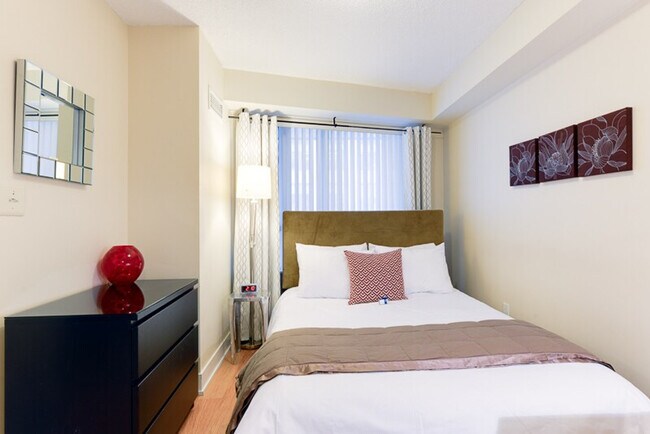 Photo du bâtiment - 348 Wellington St W