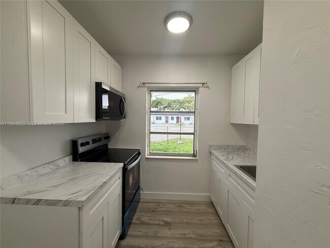 Foto del edificio - 1942 NE 172nd St