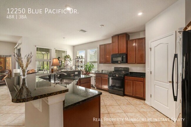 Foto del edificio - 12250 Blue Pacific Dr